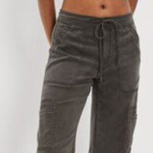 American Eagle women`s baggy and wide-leg pant